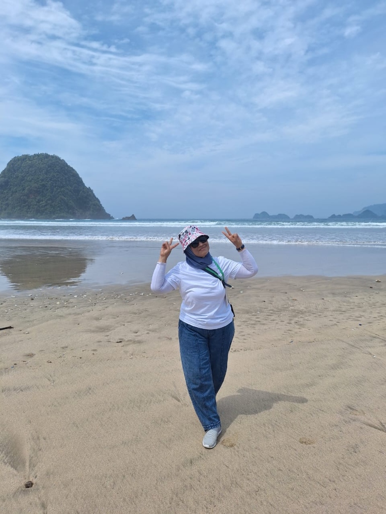 Wisatawan di Pantai