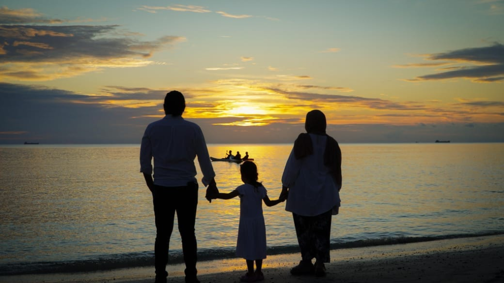 Keluarga Menikmati Sunset